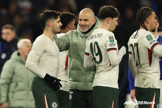 엔조 마레스카(가운데) 감독이 선수들을 독려하고 있다. /AFPBBNews=뉴스1