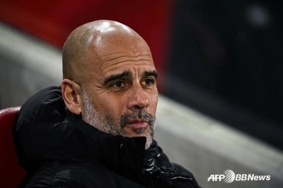 펩 과르디올라 감독이 심각한 표정으로 경기를 보고 있다. /AFPBBNews=뉴스1