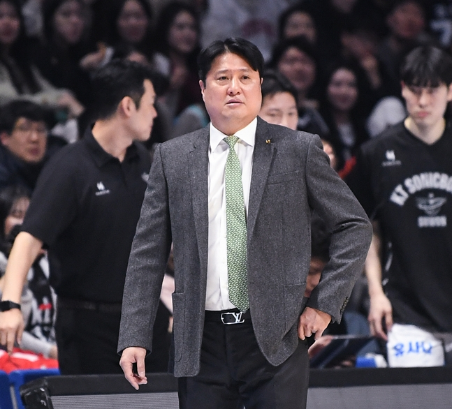 경기를 지켜보고 있는 문경은 감독. /사진=KBL