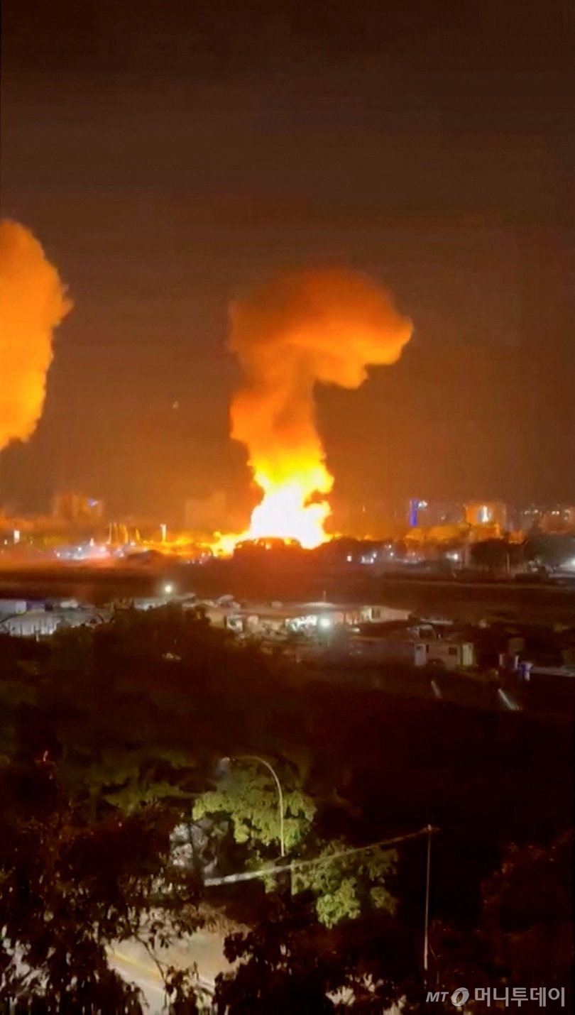 (로이터=뉴스1) 김성진 기자 = 3일(현지시간) 베네수엘라 수도 카라카스에서 연쇄 폭발이 발생한 이후 군사 지역인 티우나 요새 근처에서 연기가 피어오르고 있다. 2025.1.3  ⓒ 로이터=뉴스1  Copyright © 뉴스1. All rights reserved. 무단 전재 및 재배포,  AI학습 이용 금지. /사진=(로이터=뉴스1) 김성진 기자