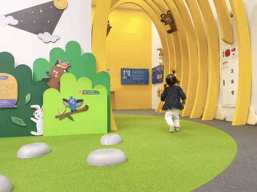 한 지자체 책박물관 키즈 공간을 뛰어다니는 딸. 예약만 된다면 아이와 함께 시간을 보내기 제일 좋은 곳이다. /사진=최우영 기자