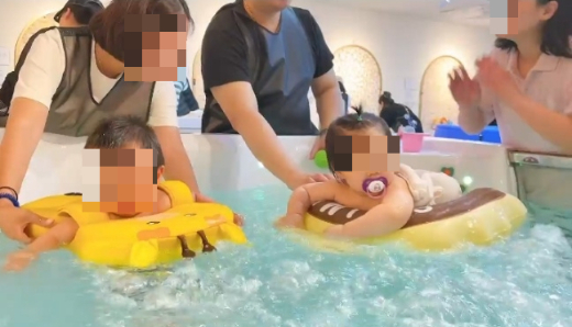 베이비스파에서도 끊임 없이 몸을 써야하는 부모들. /사진=최우영 기자