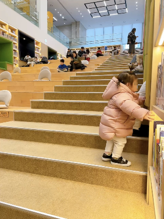 도서관에서 '계단 오르내리기' 놀이 대신 '책 읽기'를 할 수 있는 날은 언제쯤 올까. /사진=최우영 기자