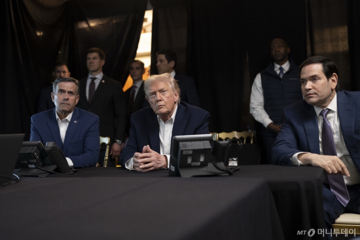 (워싱턴=뉴스1) 류정민 특파원 = 도널드 트럼프 미국 대통령이 3일(현지시간) 소셜미디어 '트루스소셜'에 게시한 사진. 플로리다 마러라고에서 마코 루비오 국무장관(사진 오른쪽), 존 랫클리프 미 중앙정보국(CIA) 국장 등과 함께 니콜라스 마두로 베네수엘라 대통령 체포 군사 작전을 실시간으로 지켜보고 있는 것으로 보인다.(도널드 트럼프 트루스소셜, 재판매 및 DB금지) 2026.01.03. Copyright © 뉴스1. All rights reserved. 무단 전재 및 재배포, AI학습 이용 금지. /사진=(워싱턴=뉴스1) 류정민 특파원