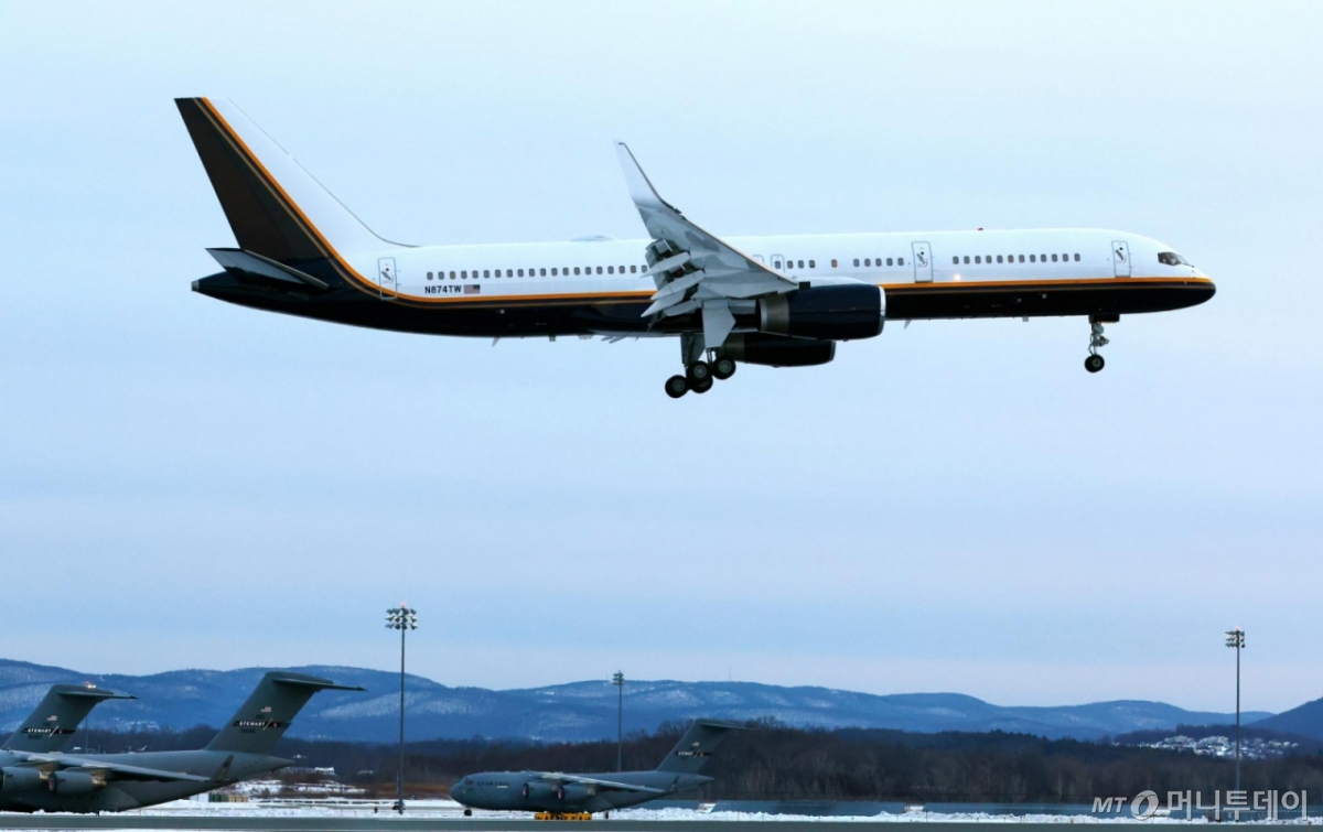 미국의 군사작전으로 체포된 니콜라스 마두로 대통령 부부를 태운 항공기가 3일(현지 시간) 미 뉴욕주 뉴버그의 스튜어트 공군 방위군 기지에 착륙하고 있다. 마두로 대통령 부부는 마약 테러, 코카인 수입 공모 등 혐의로 기소돼 뉴욕에서 재판받을 예정이며 재판 전에는 브루클린에 있는 연방 메트로폴리탄 구치소에 수감된다. / AP=뉴시스