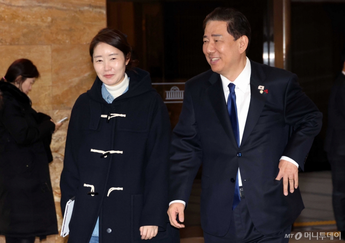 [서울=뉴시스] 조성봉 기자 = 김병기 더불어민주당 원내대표와 강선우 의원이 24일 오후 서울 여의도 국회에서 열린 제430회국회(임시회) 제2차 본회의를 마치고 밖으로 나오고 있다.  2025.12.24. suncho21@newsis.com /사진=조성봉