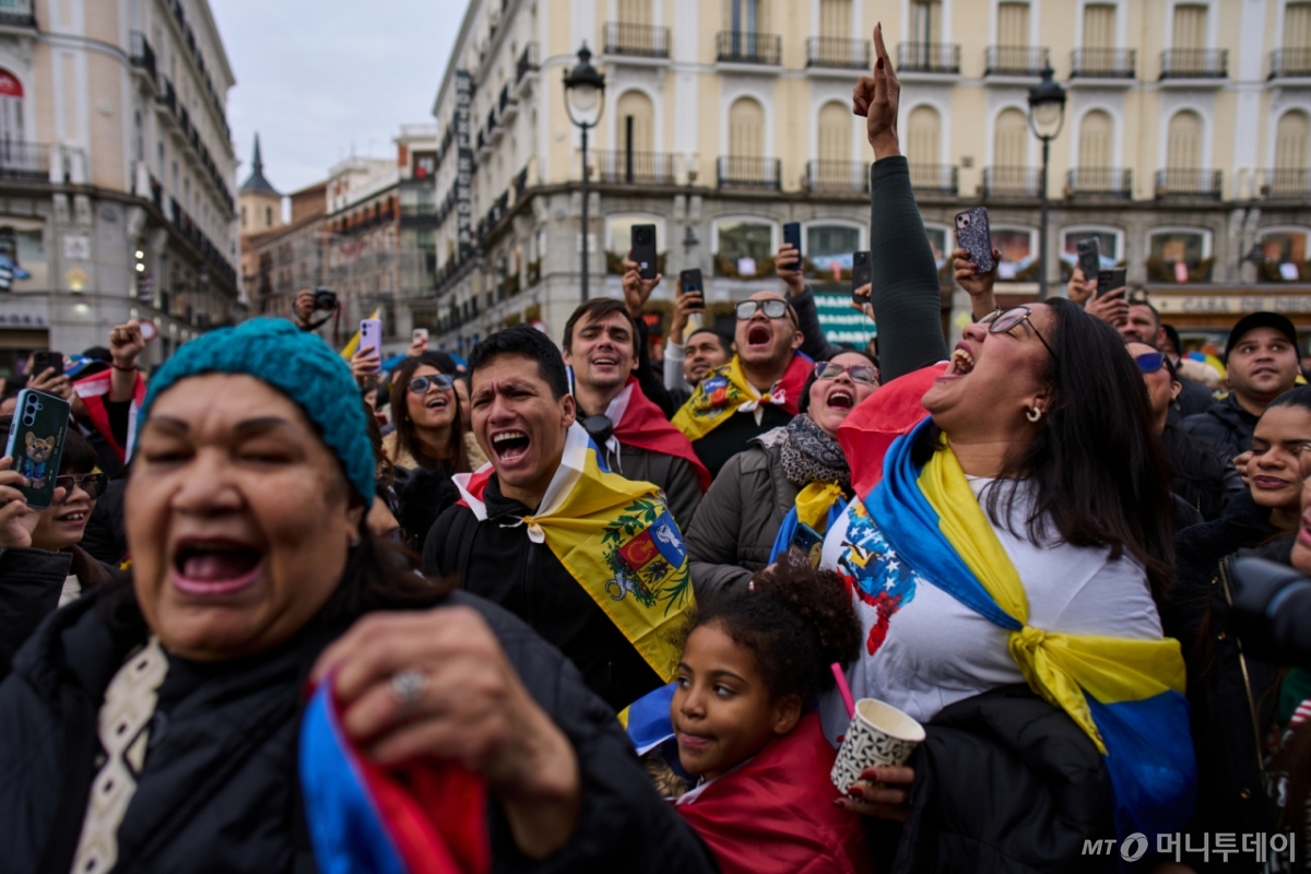 [마드리드=AP/뉴시스] 3일(현지 시간) 도널드 트럼프 미국 대통령이 니콜라스 마두로 베네수엘라 대통령을 체포해 국외로 이송했다고 발표한 뒤 스페인 마드리드에서 베네수엘라 사람들이 환호하고 있다. 2026.01.04. /사진=민경찬
