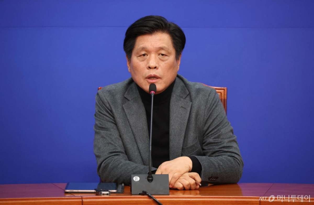 [서울=뉴시스] 김금보 기자 = 조승래 더불어민주당 사무총장이 4일 오전 서울 여의도 국회에서 열린 기자간담회에서 질문에 답변을 하고 있다. 2026.01.04. kgb@newsis.com /사진=김금보