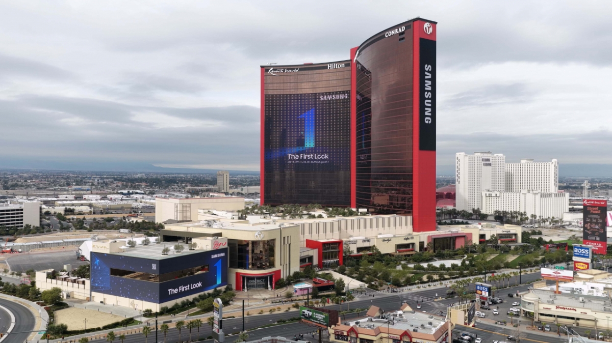 삼성전자가 오는 6일(현지시간)부터 나흘 간 미국 라스베이거스에서 열리는 세계 최대 가전·IT(정보통신) 전시회 'CES 2026'에서 단독 전시관을 마련하고 '더 퍼스트룩 2026'을 진행한다. 미국 라스베이거스 리조트월드 호텔 외관에 재생되는 삼성전자 CES 2026 옥외광고./사진 제공=삼성전자