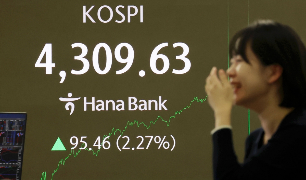 코스피가 전 거래일(4214.17) 보다 95.46p(2.27%) 오른 4309.63에 마감한 2일 오후 서울 중구 하나은행 딜링룸 전광판에 지수가 표시되고 있다./사진=뉴시스