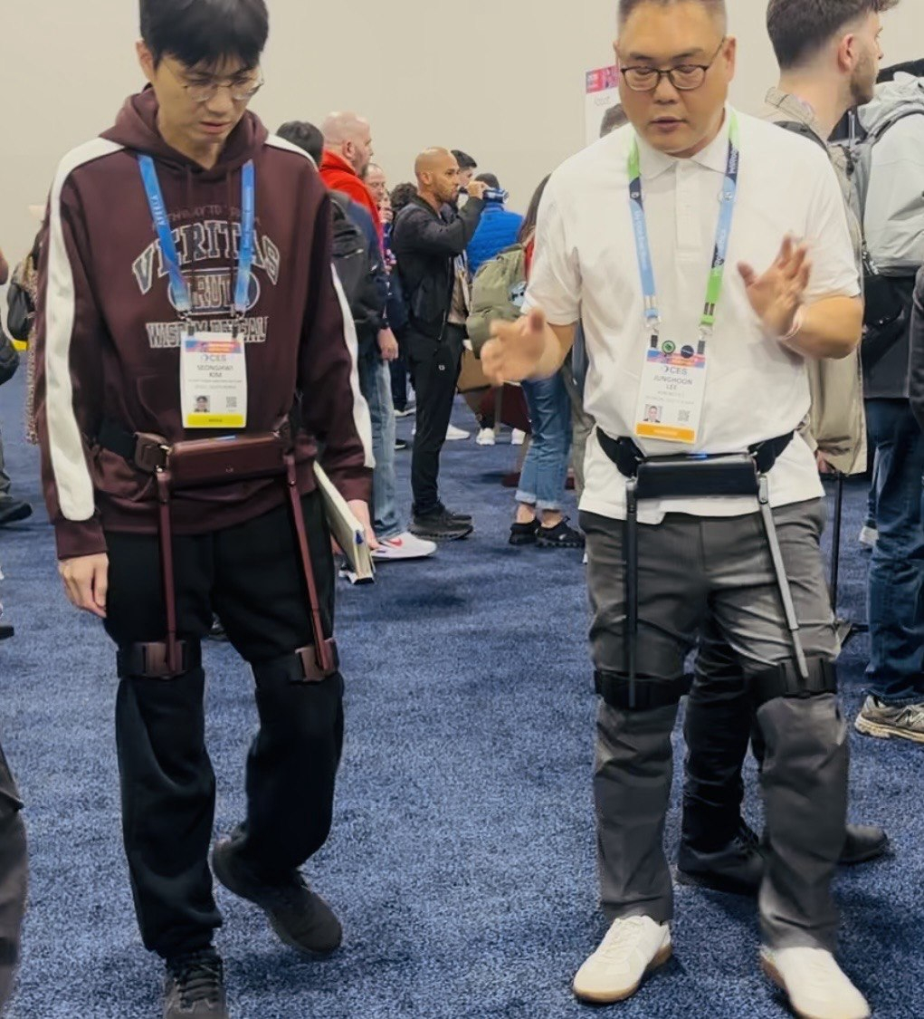 본지 기자(왼쪽)가 4일(현지시간) 미국 라스베이거스에서 '위로보틱스' 관계자로부터 보행로봇에 대한 설명을 듣고있다./사진= 남미래