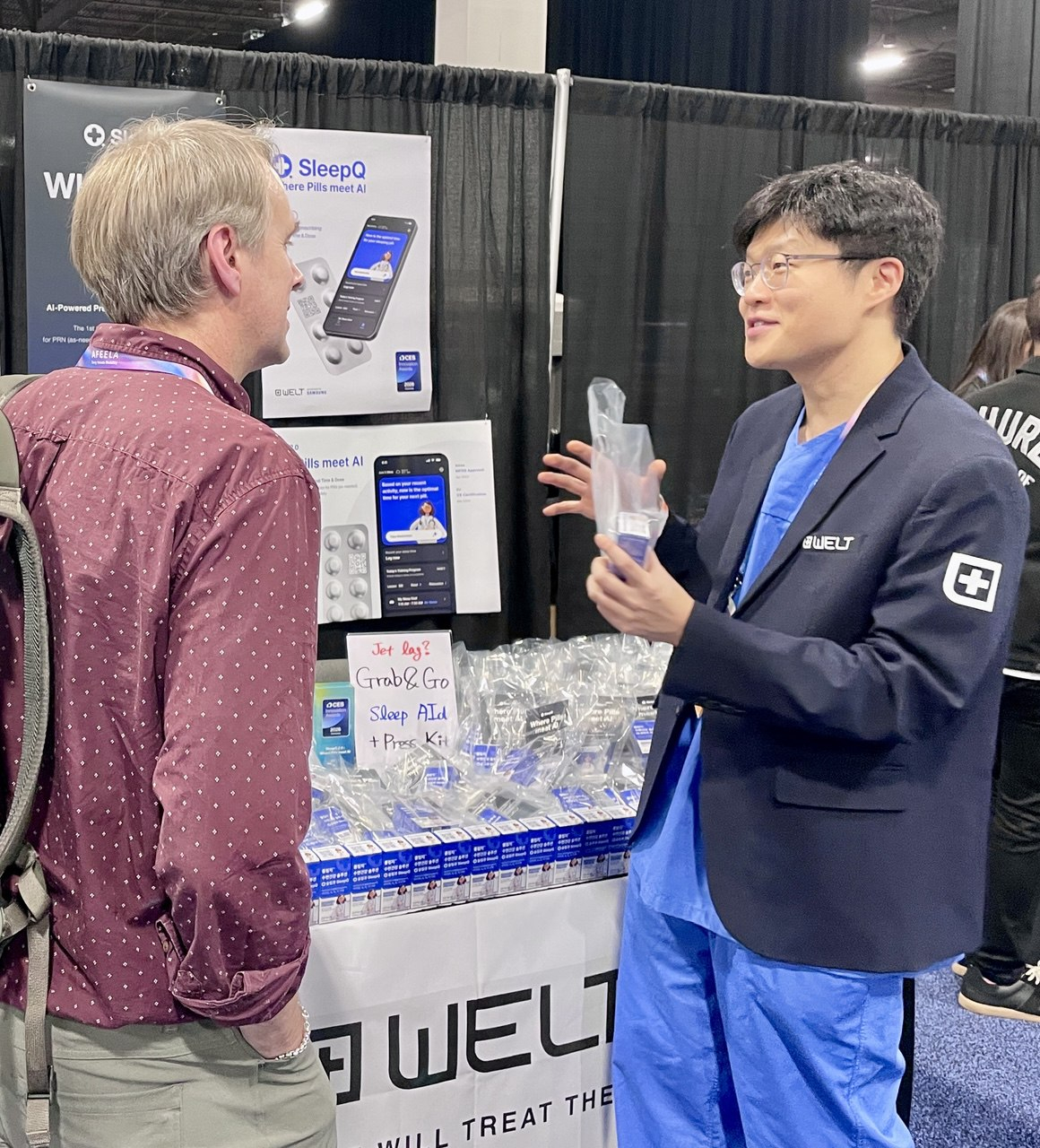 강성지 웰트 데표(오른쪽)가 CES 언베일드에서 외국인 방문객에게 제품을 설명하고 있다./사진=김성휘 