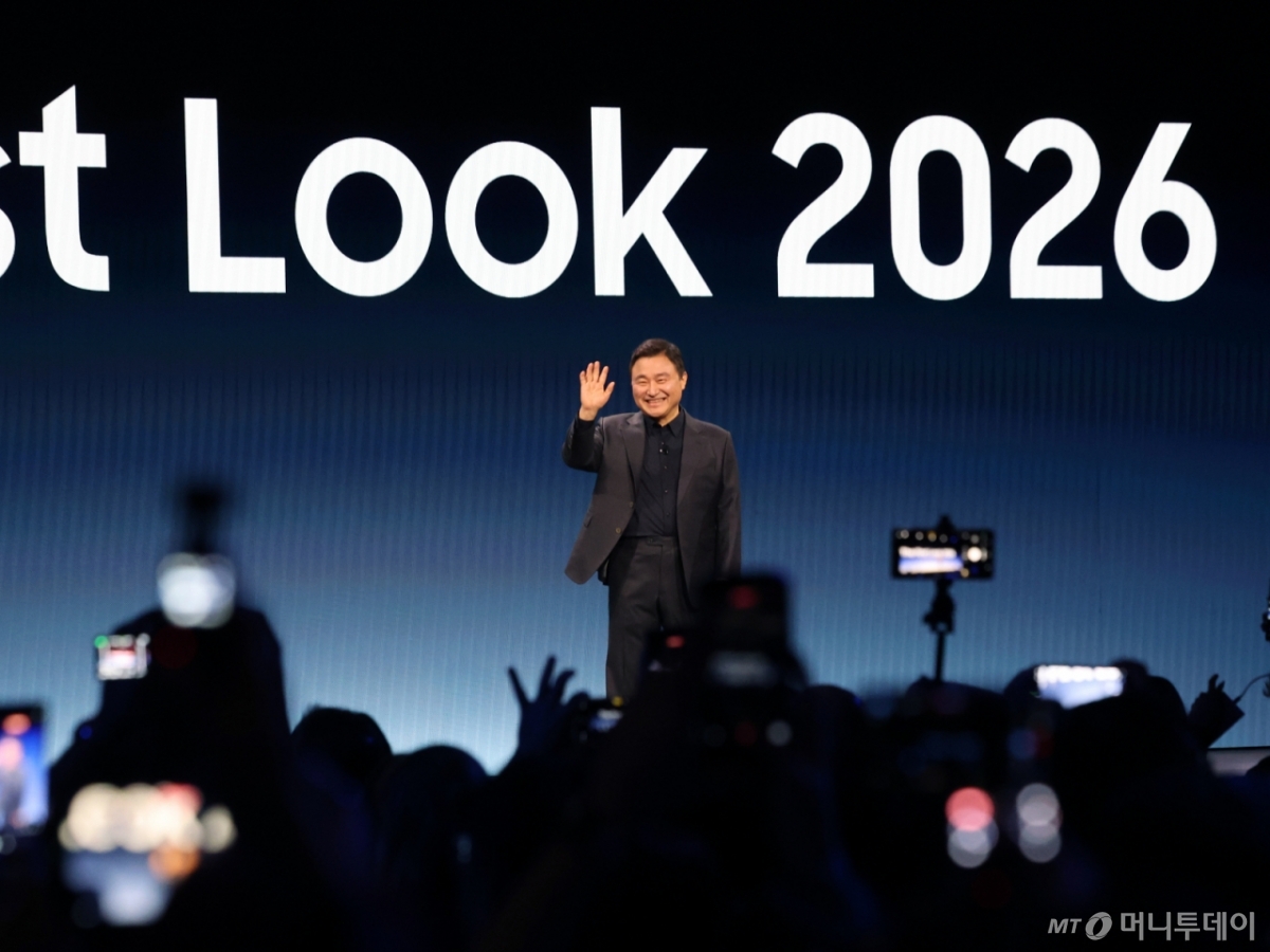 (라스베이거스(미국)=뉴스1) 황기선 기자 = 노태문 삼성전자 대표이사 사장이 미국 라스베이거스 윈 호텔에서 열린 CES 2026 '더 퍼스트룩' 프레스 컨퍼런스에서 연설을 위해 입장해 인사하고 있다.  2026.1.5/뉴스1  Copyright © 뉴스1. All rights reserved. 무단 전재 및 재배포,  AI학습 이용 금지. /사진=(라스베이거스(미국)=뉴스1) 황기선 기자