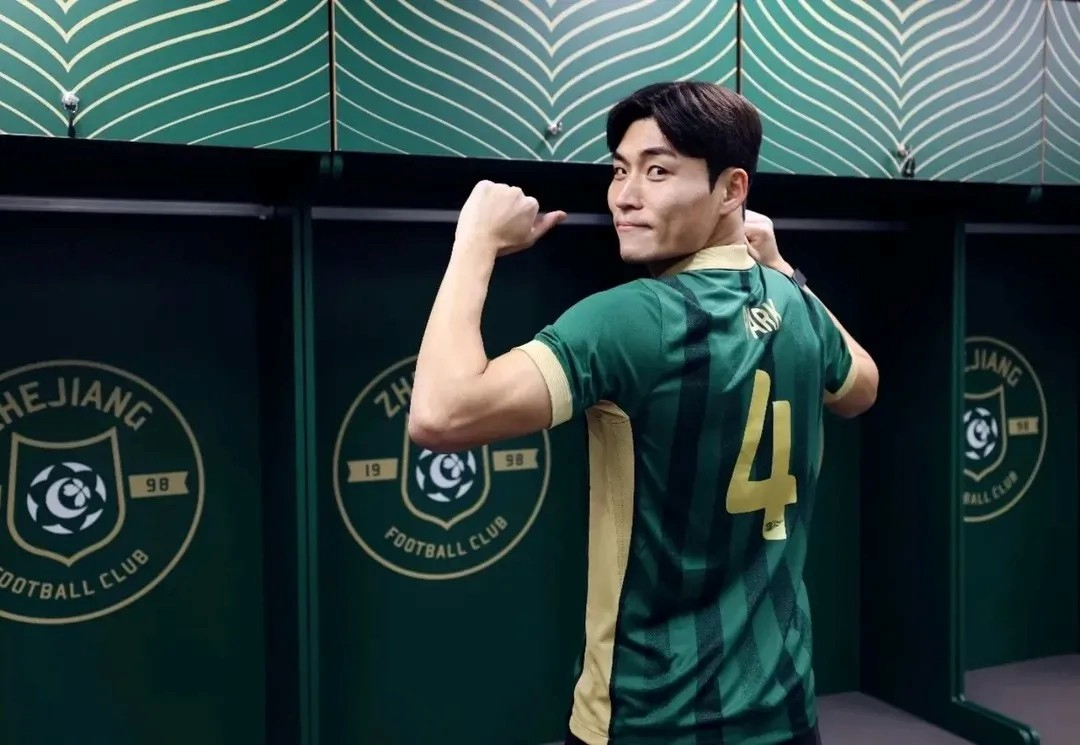 중국 슈퍼리그 저장FC로 이적한 박진섭. /사진=저장FC SNS 캡처