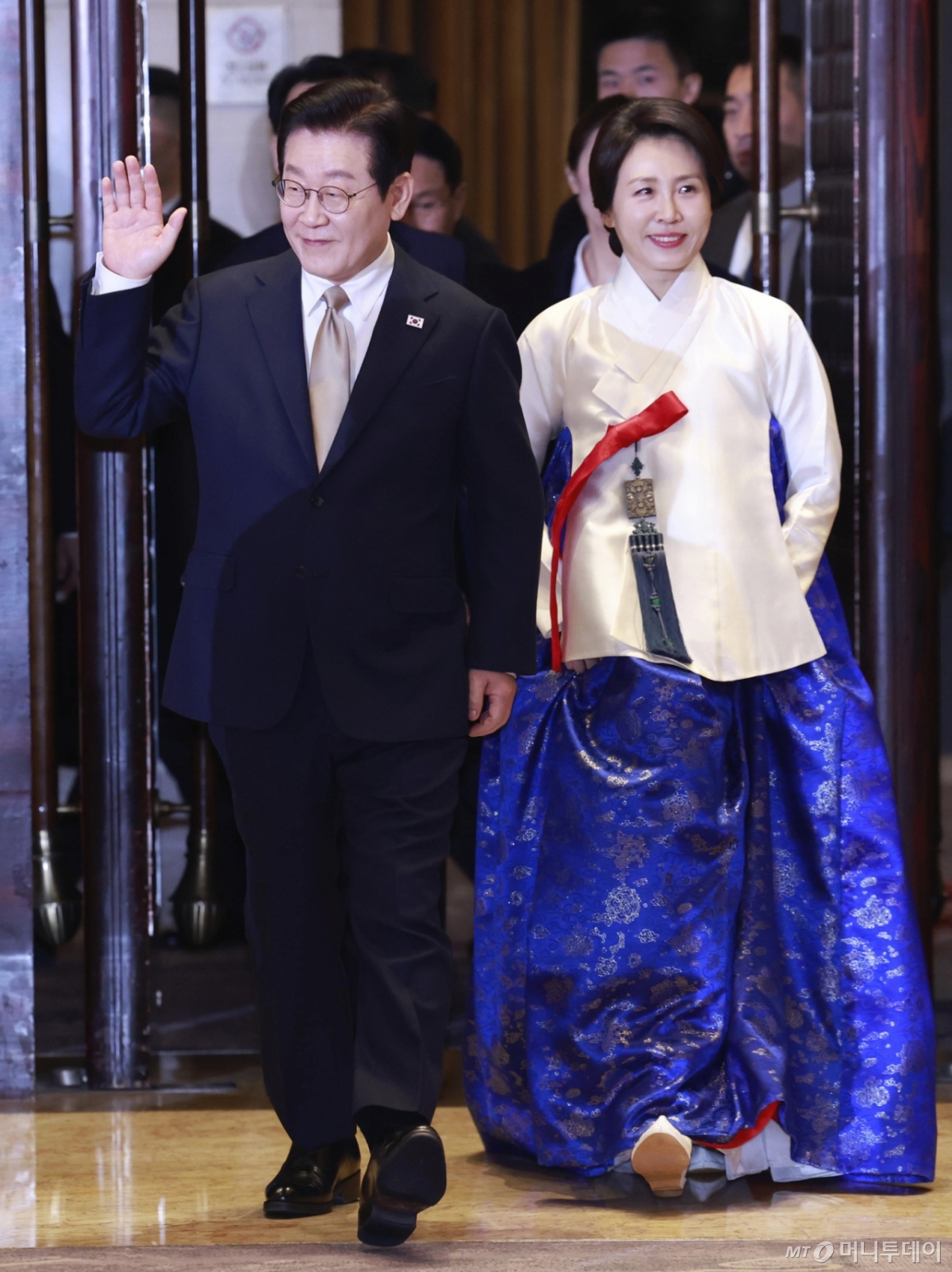 (베이징(중국)=뉴스1) 허경 기자 = 중국을 국빈 방문 중인 이재명 대통령과 김혜경 여사가 4일 베이징 한 호텔에서 열린 재중 한국인 간담회에 입장하고 있다. 2026.1.4/뉴스1  Copyright © 뉴스1. All rights reserved. 무단 전재 및 재배포,  AI학습 이용 금지. /사진=(베이징(중국)=뉴스1) 허경 기자