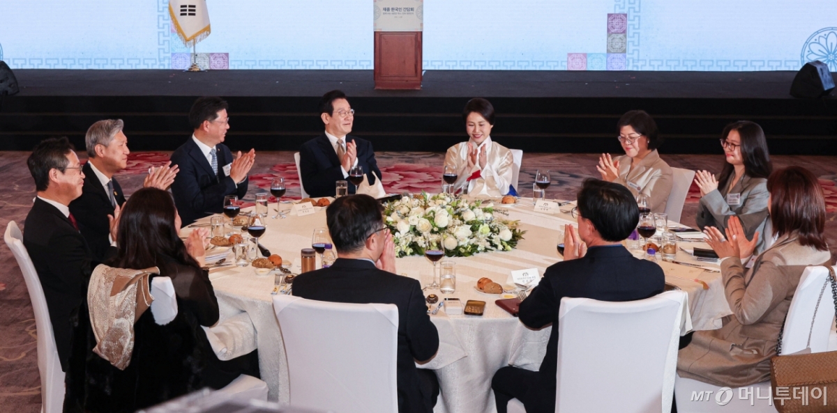 (베이징(중국)=뉴스1) 허경 기자 = 중국을 국빈 방문 중인 이재명 대통령과 김혜경 여사가 4일 베이징 한 호텔에서 열린 재중 한국인 간담회에서 박수를 치고 있다. 2026.1.4/뉴스1  Copyright © 뉴스1. All rights reserved. 무단 전재 및 재배포,  AI학습 이용 금지. /사진=(베이징(중국)=뉴스1) 허경 기자