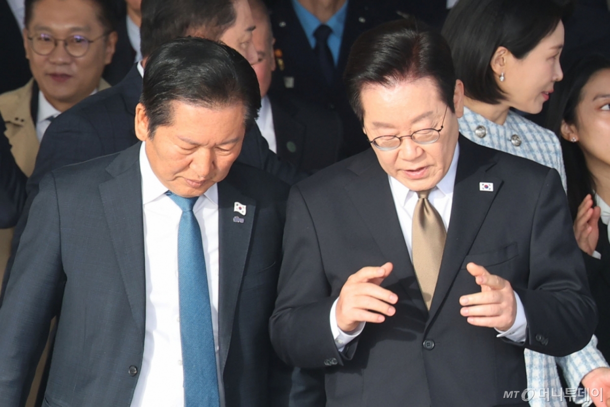 (성남=뉴스1) 이광호 기자 = 이재명 대통령이 17일 오전 주요 20개국(G20) 정상회의 참석을 계기로 아프리카와 중동 등 4개국 순방을 위해 경기 성남 서울공항에 도착, 정청래 더불어민주당 대표와 대화하며 공군1호기로 이동하고 있다. 2025.11.17/뉴스1  Copyright © 뉴스1. All rights reserved. 무단 전재 및 재배포,  AI학습 이용 금지. /사진=(성남=뉴스1) 이광호 기자