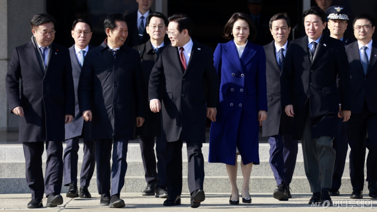 [성남=뉴시스] 최동준 기자 = 국빈 자격으로 중국을 방문하는 이재명 대통령과 김혜경 여사가 4일 경기 성남 서울공항에서 공군 1호기로 향하며 정청래 더불어민주당 대표와 대화를 하 있다. 2026.01.04. photocdj@newsis.com /사진=최동준