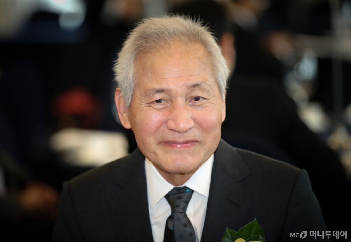 (서울=뉴스1) 포토공용 기자 = 배우 안성기가 5일 서울 용산구 순천향대병원에서 향년 74세를 일기로 별세했다. 사진은 2023년 제4회 4·19 민주평화상 시상식에 참석하는 배우 안성기. (뉴스1 DB) 2026.1.5/뉴스1  Copyright © 뉴스1. All rights reserved. 무단 전재 및 재배포,  AI학습 이용 금지. /사진=(서울=뉴스1) 포토공용 기자