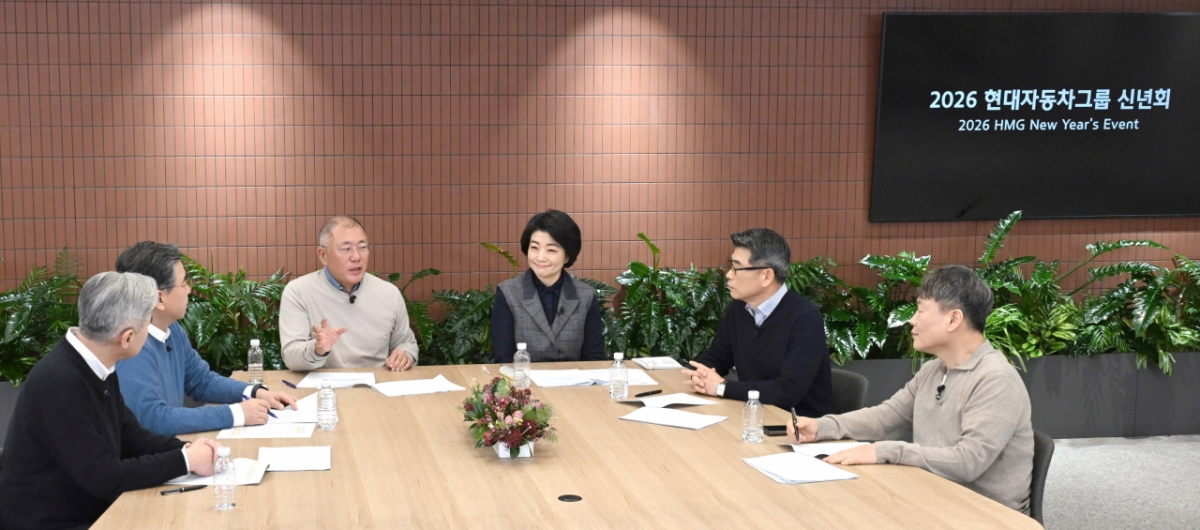 정의선 현대자동차그룹 회장(왼쪽 세번째)이 2026년 신년회에서 발언하고 있다. (왼쪽부터)성 김 현대차그룹 전략기획담당 사장, 장재훈 현대차그룹 부회장, 정 회장, 김혜인 현대차그룹 인사실 부사장, 송호성 기아 사장, 이규석 현대모비스 사장/사진=현대차그룹