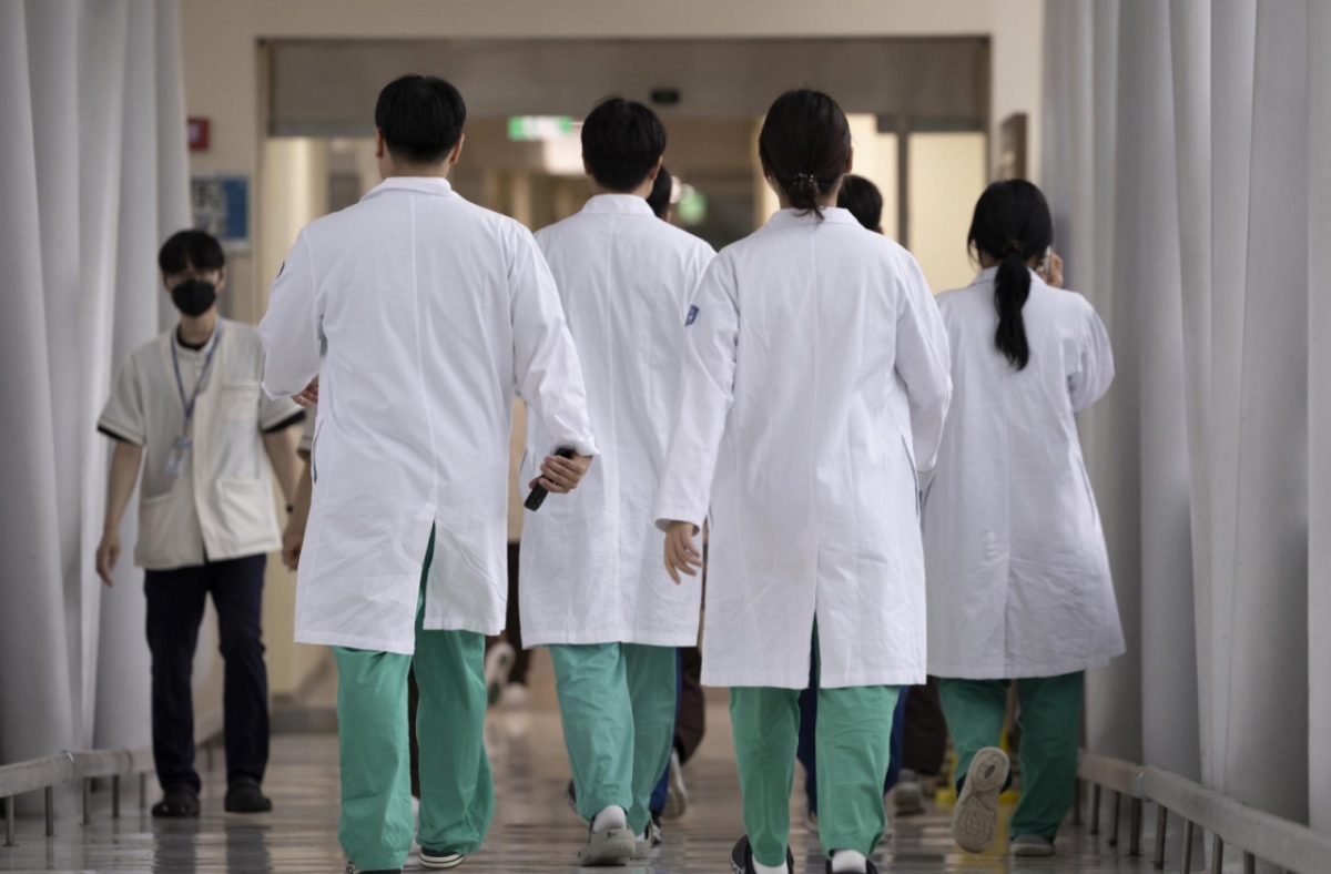 의대 증원 정책에 반발해 집단 사직했던 전공의들이 수련병원에 복귀한 지난해 9월1일 서울 시내의 한 대학병원에서 의료진들이 이동하고 있다. /사진=뉴시스