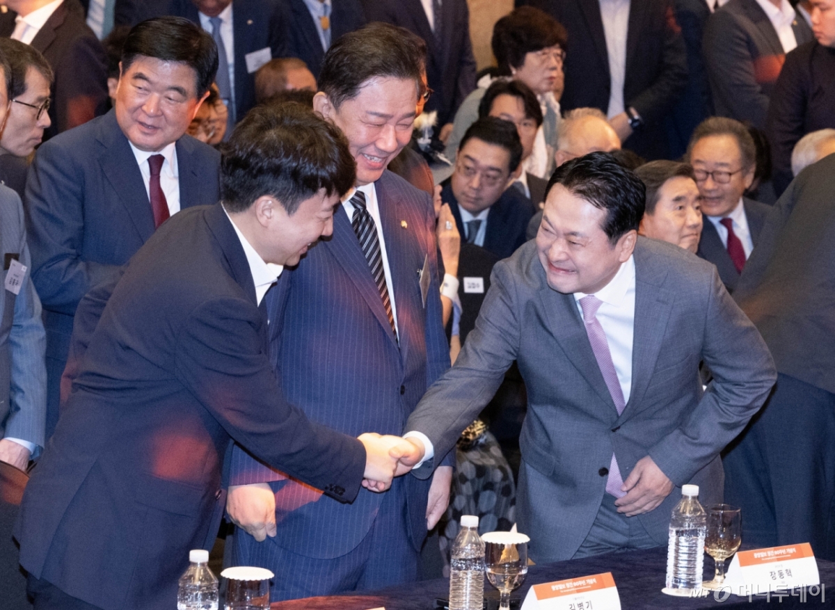 [서울=뉴시스] 국회사진기자단 = 장동혁 국민의힘 대표와 이준석(왼쪽) 개혁신당 대표가 17일 오전 서울 중구 롯데호텔에서 열린 중앙일보 창간60주년 기념식에서 인사를 하고 있다. 가운데는 김병기 더불어민주당 원내대표. 2025.09.17. photo@newsis.com /사진=