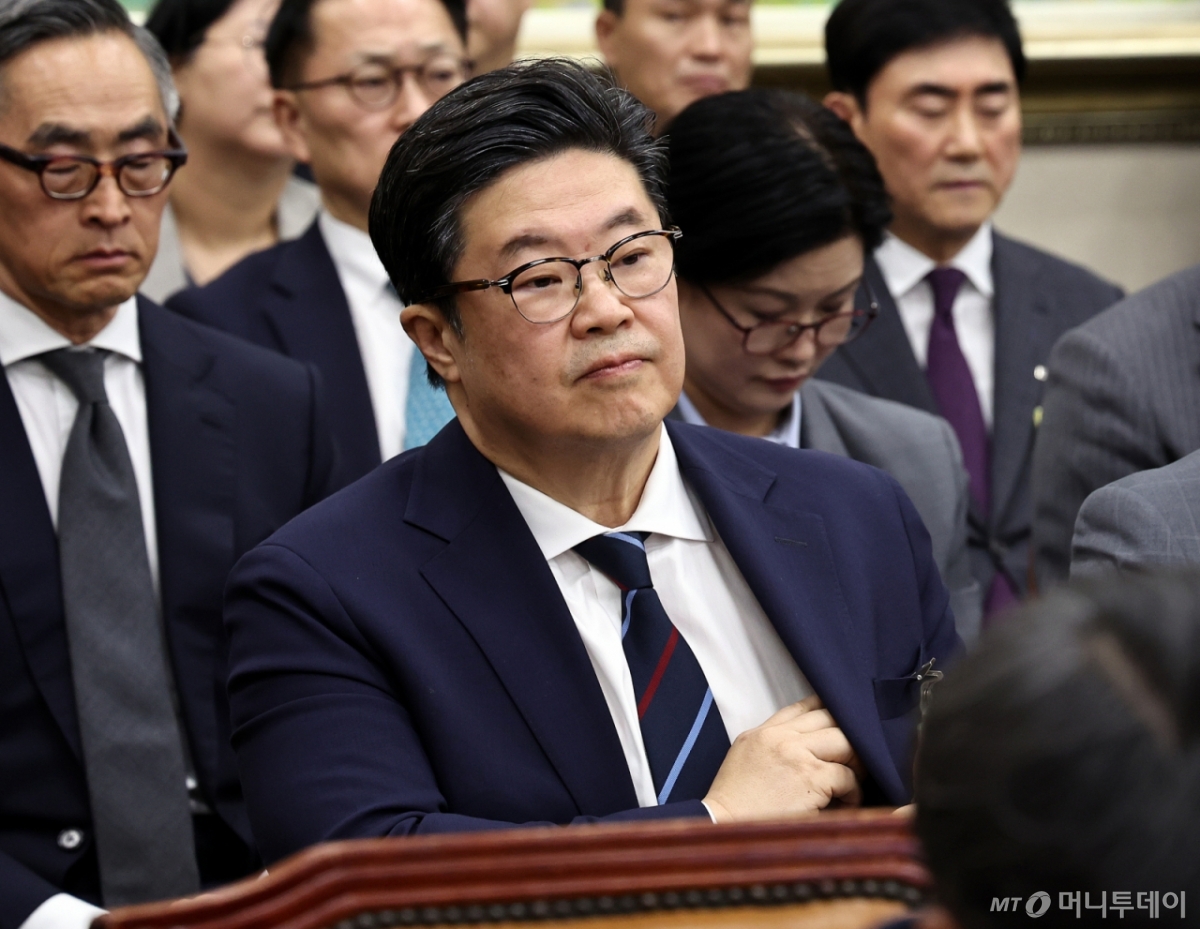 (서울=뉴스1) 구윤성 기자 = 김병주 MBK파트너스 회장이 14일 오후 서울 여의도 국회에서 열린 정무위원회 국정감사에 증인으로 출석해 자리하고 있다. 2025.10.14/뉴스1  Copyright © 뉴스1. All rights reserved. 무단 전재 및 재배포,  AI학습 이용 금지. /사진=(서울=뉴스1) 구윤성 기자