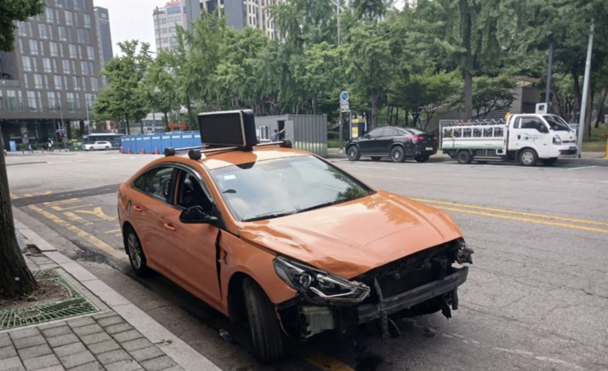 2024년 7월 발생한 국립중앙의료원 급발진 사고를 일으킨 택시 앞면 모습. 해당 택시 운전자는 '평소 다량의 처방약을 먹는다'라고 진술했다./사진=뉴시스.