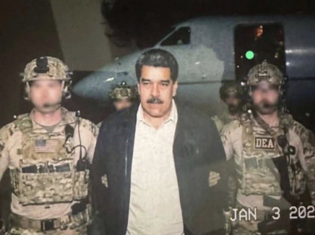 3일(현지시간) 니콜라스 마두로 베네수엘라 대통령이 미국 마약단속국(DEA) 요원에게 이끌려 이동하는 모습./사진=뉴스1.