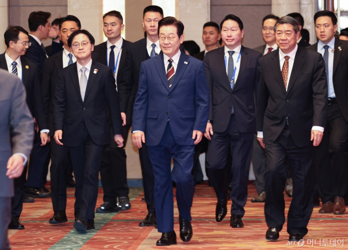 [베이징=뉴시스] 최동준 기자 = 중국을 국빈 방문 중인 이재명 대통령이 5일(현지 시간) 베이징 조어대에서 열린 한중 비즈니스 포럼에 입장하고 있다. 2026.01.05. photocdj@newsis.com /사진=