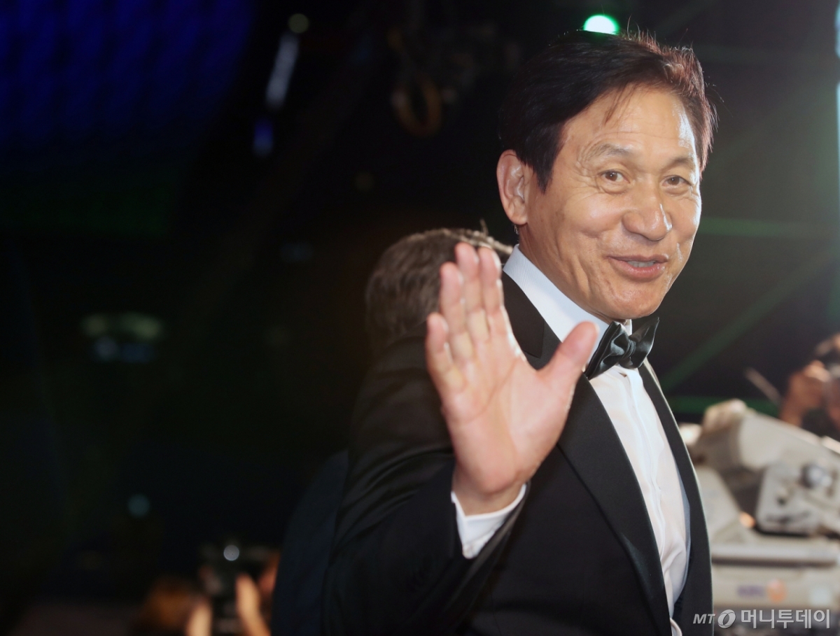 (서울=뉴스1) = 배우 안성기가 5일 서울 용산구 순천향대병원에서 향년 74세를 일기로 별세했다. 사진은 2019년 제24회 부산국제영화제 개막식 레드카펫 행사에 참석하는 배우 안성기. (뉴스1 DB) 2026.1.5/뉴스1  Copyright © 뉴스1. All rights reserved. 무단 전재 및 재배포,  AI학습 이용 금지. /사진=(서울=뉴스1)