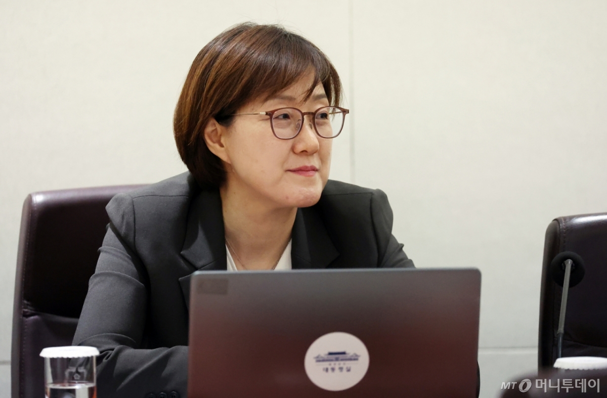 [서울=뉴시스] 고범준 기자 = 김현지 제1부속실장이 9일 서울 용산 대통령실 청사에서 열린 국무회의에 참석해 자리하고 있다. (대통령실통신사진기자단) 2025.12.09. bjko@newsis.com /사진=