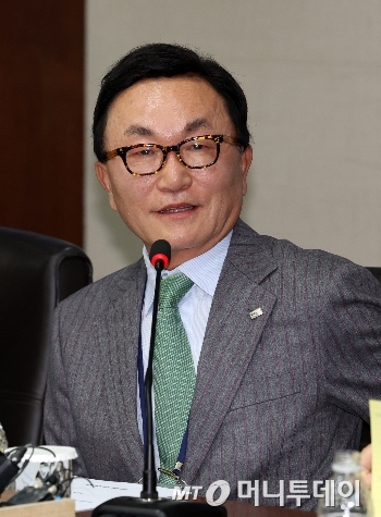 [서울=뉴시스] 배훈식 기자 = 박현주 미래에셋 회장이 11일 오후 서울 영등포구 산업은행에서 열린 국민성장펀드 1차 전략위원회 회의에서 발언하고 있다. 2025.12.11. dahora83@newsis.com /사진=배훈식