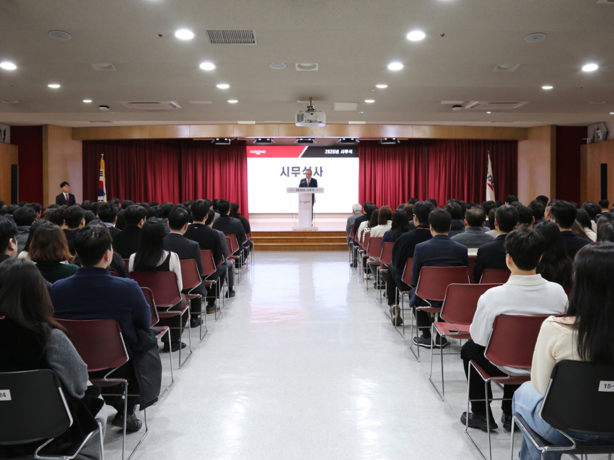 일동제약그룹이 5일 서울 서초구 본사와 전국 주요 사업장에서 지주사 및 계열사 임직원들이 참석한 가운데 2026년도 시무식을 거행했다. 일동제약그룹은 금년도 경영 방침을 지난해에 이어 ‘ID 4.0, 경쟁 우위 성과 창출’로 내세우고 △매출 및 수익 성과 창출 △신성장 동력 확보와 지속 가능 사업 체계 구축 등 2대 세부 지표를 설정했다./사진=일동제약