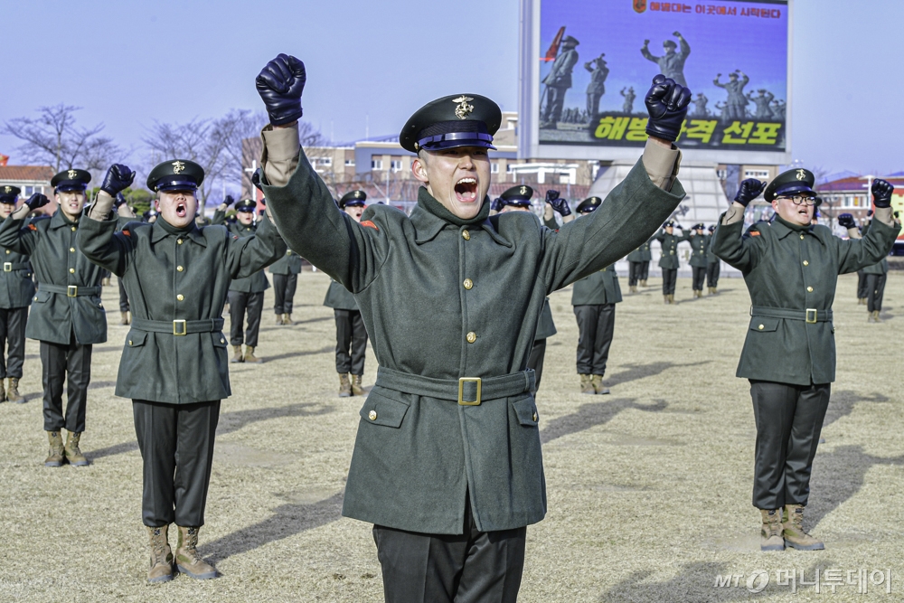 지난해 12월31일 경북 포항시 남구 해병대 교육훈련단 연병장에서 올해 마지막 신병 1324기(382명) 수료식이 거행됐다. 수료식에서 해병자격을 받은 신병들이 환호하고 있다. / 사진=헤병대교육훈련단