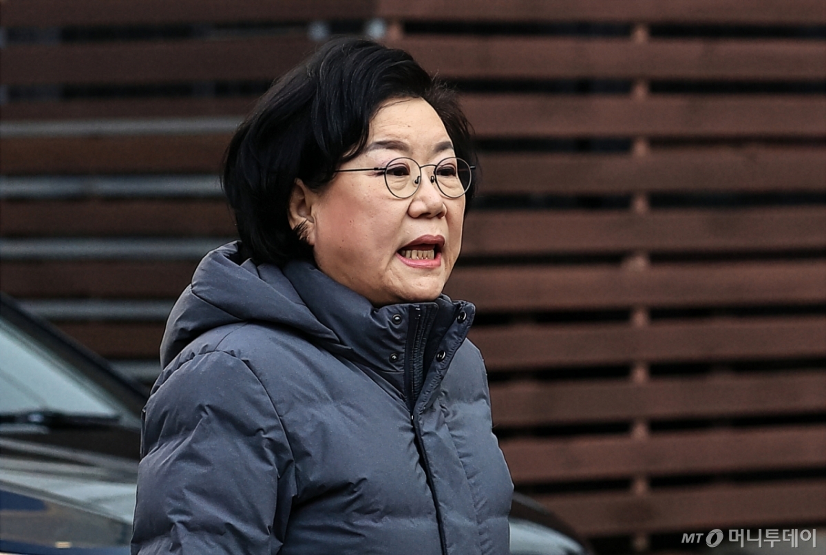 (서울=뉴스1) 박정호 기자 = 갑질·폭언 등 직장 내 괴롭힘 의혹이 제기된 이혜훈 초대 기획예산처 장관 후보자가 5일 오전 서울 중구 예금보험공사에 마련된 인사청문회 준비 사무실로 출근하며 박경석 전국장애인차별철폐연대 공동상임대표 등을 만나기 위해 차량에서 내려 이동하고 있다. 2026.1.5/뉴스1  Copyright © 뉴스1. All rights reserved. 무단 전재 및 재배포,  AI학습 이용 금지. /사진=(서울=뉴스1) 박정호 기자