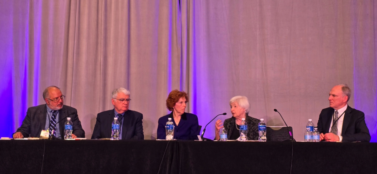 4일(현지시간) 미국 펜실베니아주 필라델피아에서 열린 전미경제학회 2026 연례회의에서 아닐 카샤프 시카고대 교수, 타나시오스 오르파니데스 매사추세츠공과대(MIT) 교수,로레타 메스터 전 클리블랜드 연방준비은행 총재, 재닛 옐런 전 연방준비제도 의장, 데이비드 로머 UC버클리대 교수(사진 왼쪽부터)가 토론을 하고 있다. /사진=심재현 특파원 