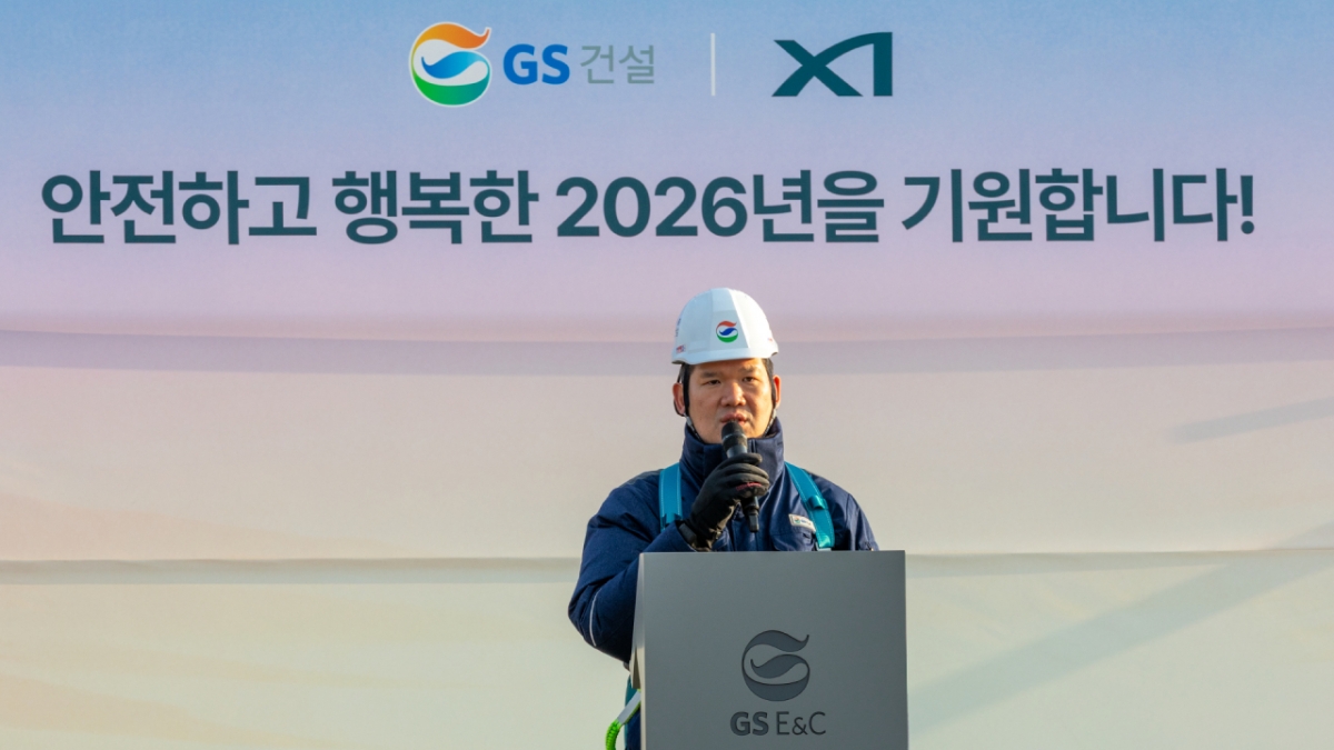 GS건설 허윤홍 대표가 5일 부산신항 건설현장에서 '2026년 현장시무식'을 진행하며 직원들을 격려하고, 올해 경영방침을 제시했다. /사진제공=GS건설