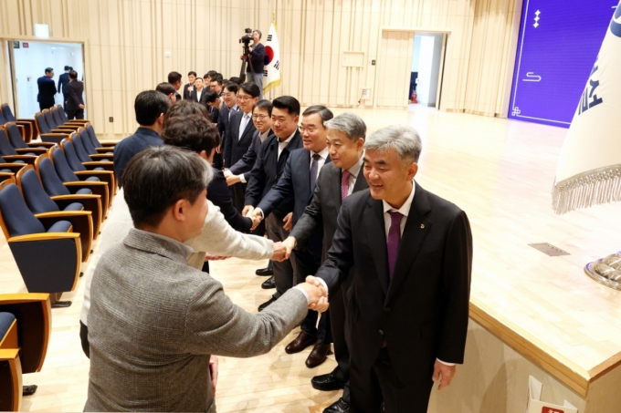 5일 대우건설은 본사 강당에서 2026면도 시무식를 열었다. 정원주 회장, 김보현 대표이사 등 주요 경영진이 신년 하례식을 진행하는 모습.