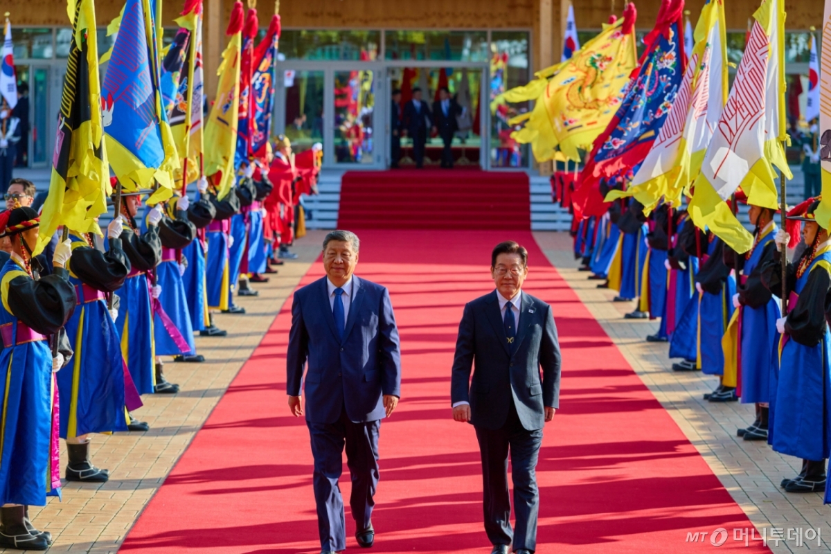 이재명 대통령과 시진핑 중국 국가주석이 지난해 11월1일 경북 경주박물관에서 공식 환영식을 마친 뒤 정상회담을 하기 위해 도보로 이동하는 모습. / 사진=뉴시스