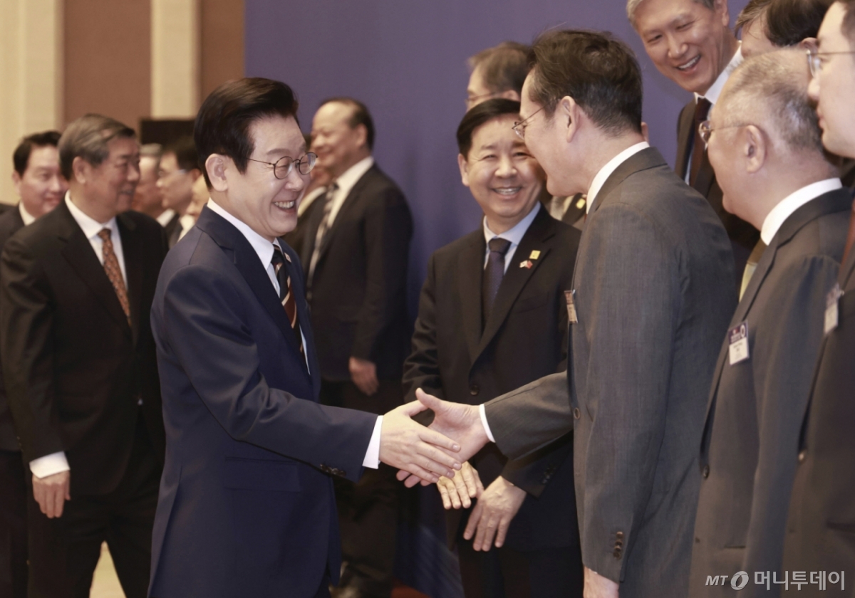 (베이징(중국)=뉴스1) 허경 기자 = 중국을 국빈방문 중인 이재명 대통령이 5일 베이징 조어대에서 열린 비즈니스 포럼에서 이재용 삼섬전자회장과 인사를 나누고 있다.photocdj@newsis.com 2026.1.5/뉴스1  Copyright © 뉴스1. All rights reserved. 무단 전재 및 재배포,  AI학습 이용 금지. /사진=(베이징(중국)=뉴스1) 허경 기자