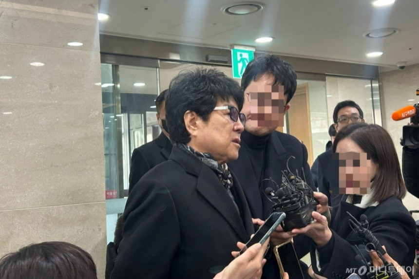 5일 가수 조용필이 서울 서초구 서울성모병원 장례식장 마련된 배우 안성기의 빈소를 찾아 조문을 마치고 나오는 모습. /사진=김지현 기자.