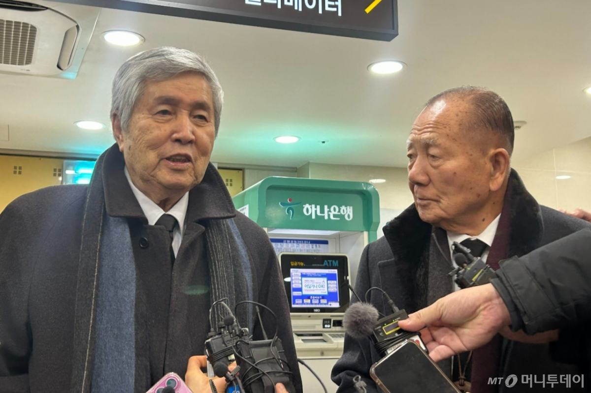 5일 임권택 감독(왼쪽)과 김동호 전 부산국제영화제 위원장이 서울 서초구 서울성모병원 장례식장 마련된 배우 안성기의 빈소를 찾아 조문했다. /사진=김지현 기자.