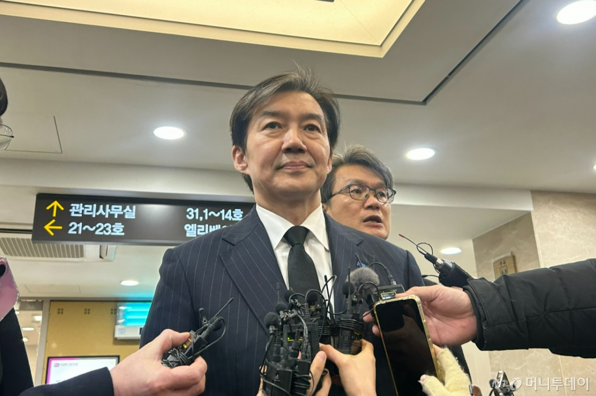 5일 조국 조국혁신당 대표가 서울 서초구 서울성모병원 장례식장 마련된 배우 안성기의 빈소를 찾았다. /사진=김지현 기자.