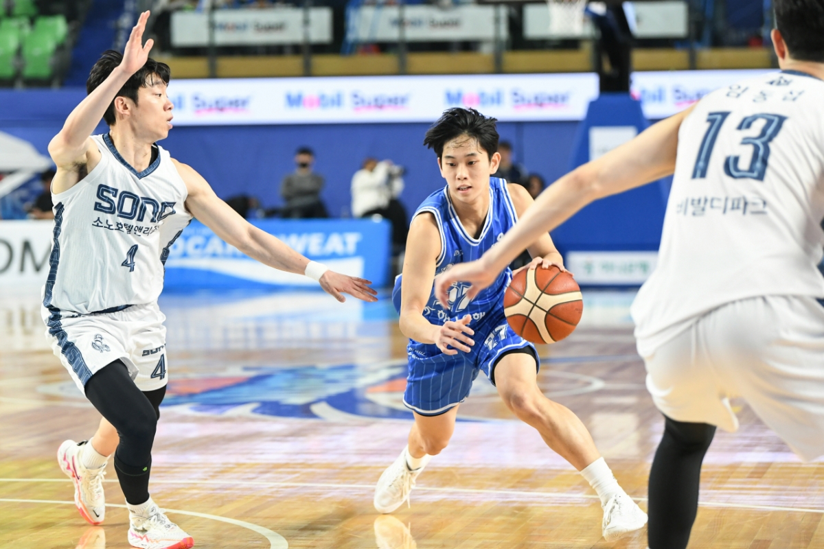 양우혁(가운데)이 고양 소노전에서 돌파를 시도하고 있다. /사진=KBL 제공