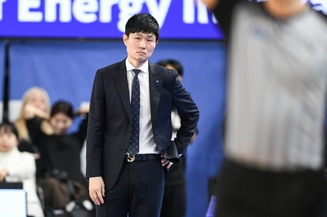 강혁 대구 한국가스공사 감독이 허리춤에 손을 올리고 있다. /사진=KBL 제공