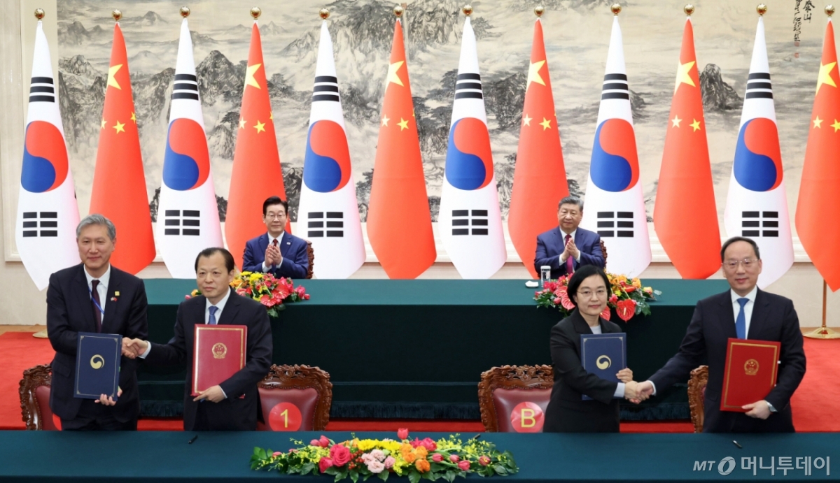 (베이징(중국)=뉴스1) 허경 기자 = 노재헌 주중대사(왼쪽부터)와 류웨이 중국 교통운수부 부장, 한성숙 중기부 장관과 리러칭 중국 공업정보화부 부장이 5일 베이징 인민대회당에서 이재명 대통령과 시진핑 국가주석이 참석한 가운데 각각 교통 분야 협력 및 중소기업과 혁신 분야에 관한 협약식을 하고 있다. 2026.1.5/뉴스1  Copyright © 뉴스1. All rights reserved. 무단 전재 및 재배포,  AI학습 이용 금지. /사진=(베이징(중국)=뉴스1) 허경 기자