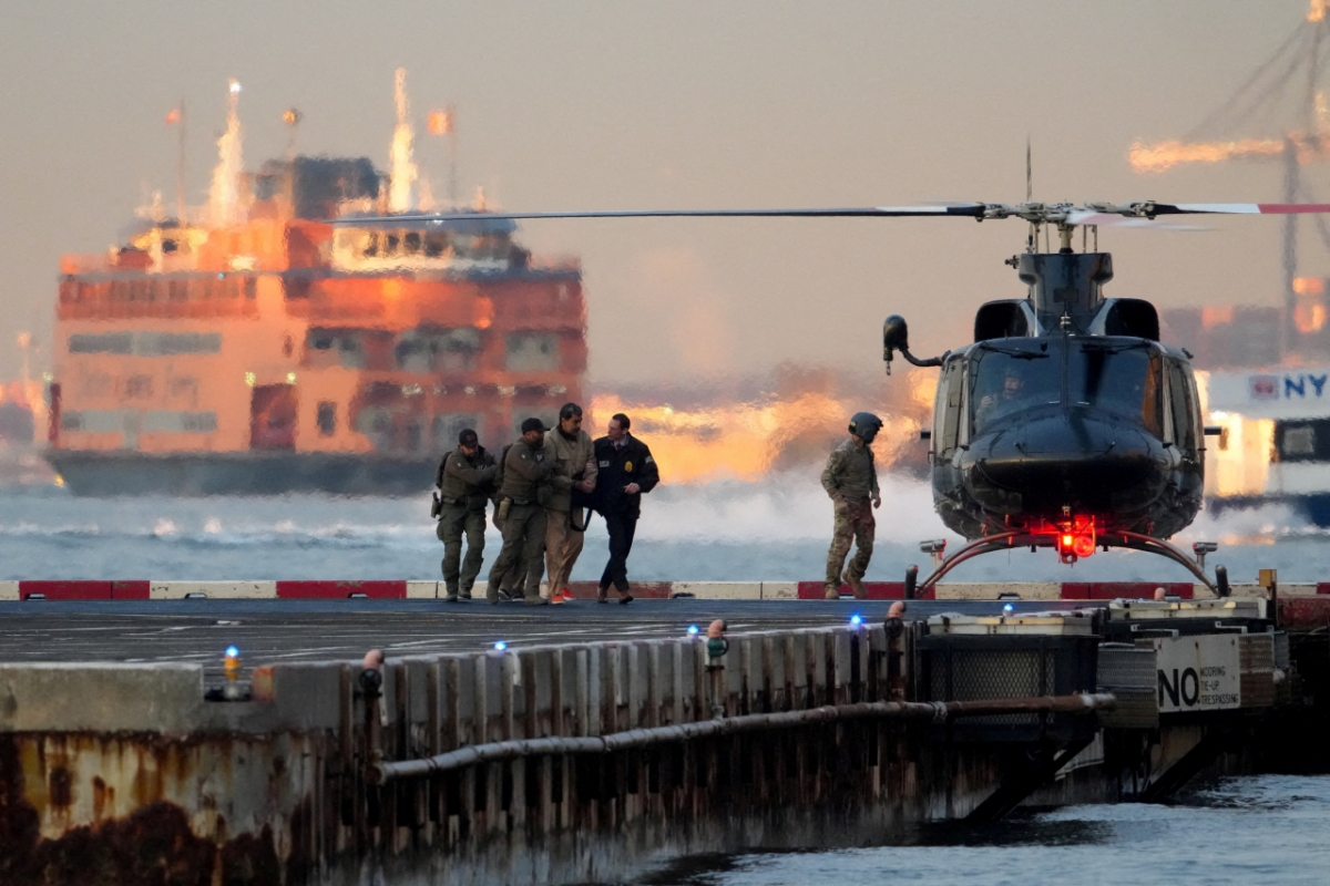 미군에 체포된 니콜라스 마두로 베네수엘라 대통령이 5일(현지시간) 미국 뉴욕에서 마약 테러, 모의, 마약 밀매, 자금 세탁 등을 포함한 연방 형사 사건 첫 심리에 참석하기 위해 맨해튼에 위치한 대니얼 패트릭 모이니한 연방법원으로 향하던 중 맨해튼 다운타운 헬기장에 도착하고 있다. /로이터=뉴스1