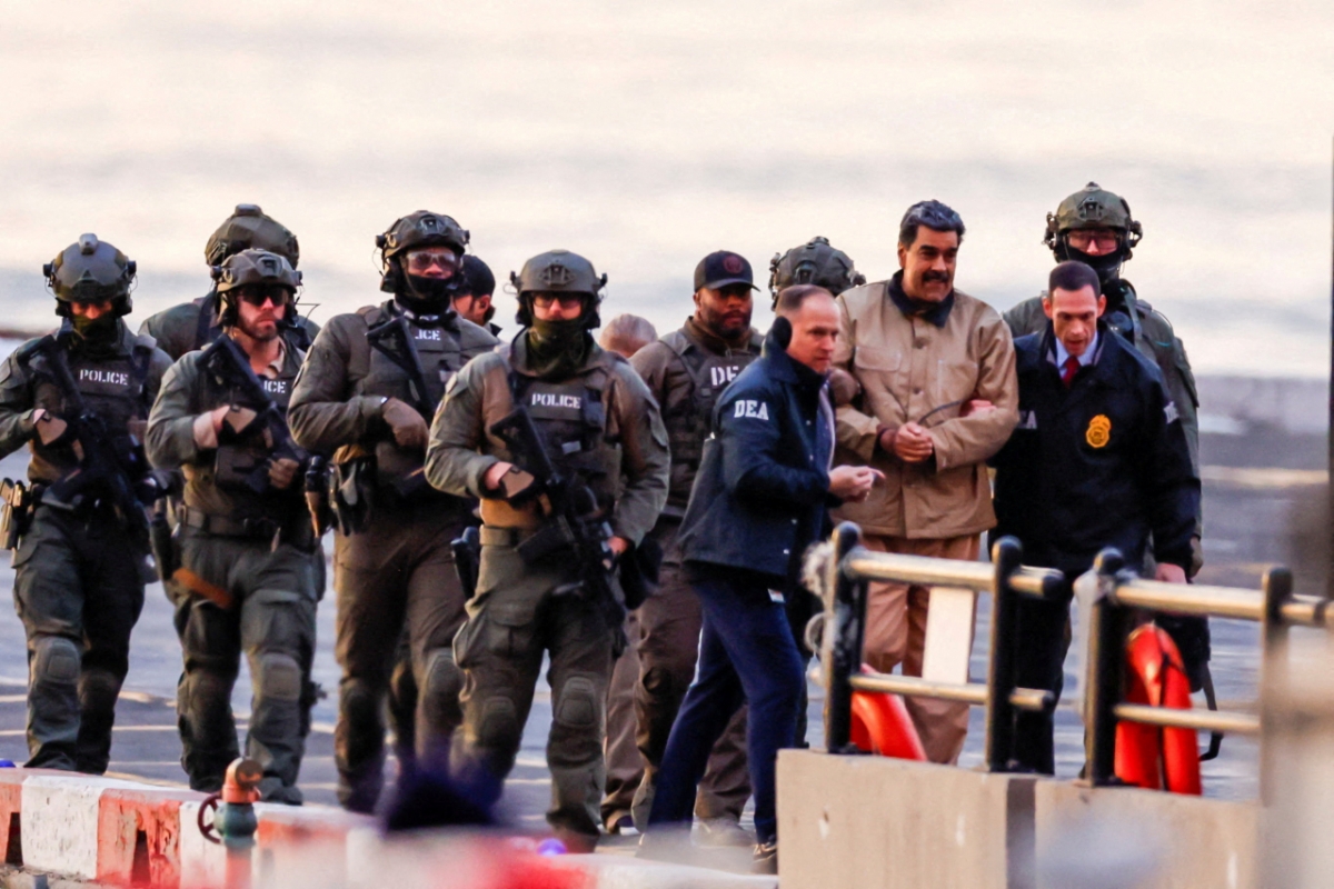 미군에 체포된 니콜라스 마두로 베네수엘라 대통령이 5일(현지시간) 미국 뉴욕에서 마약 테러, 모의, 마약 밀매, 자금 세탁 등을 포함한 연방 형사 사건 첫 심리에 참석하기 위해 맨해튼에 위치한 대니얼 패트릭 모이니한 연방법원으로 향하던 중 맨해튼 다운타운 헬기장에 도착하고 있다. /로이터=뉴스1