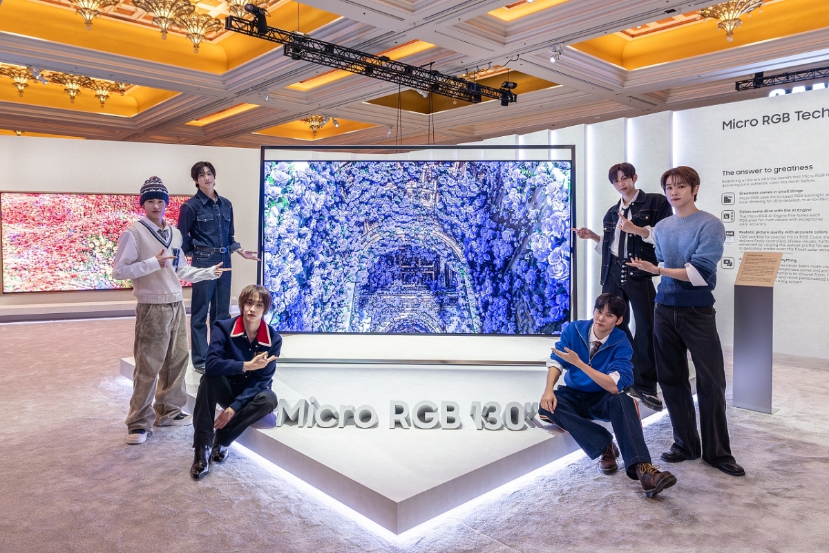 K팝 아티스트 라이즈(RIIZE)가 삼성전자 '더 퍼스트룩' 단독 전시관에서 세계 최초 '130형 마이크로 RGB TV'를 소개하고 있다. /사진제공=삼성전자